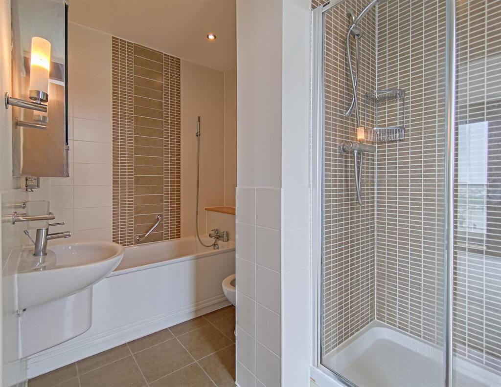 Ensuite Shower &amp; Bath