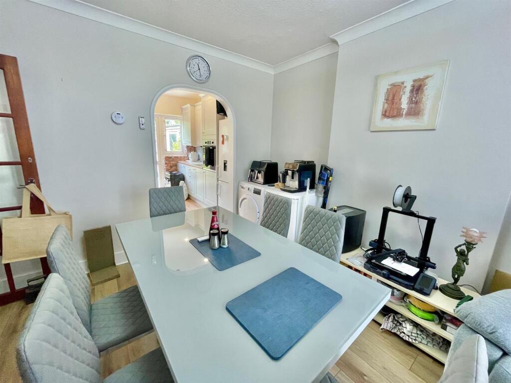 25 Elmroyd Ave Diner 2.jpg