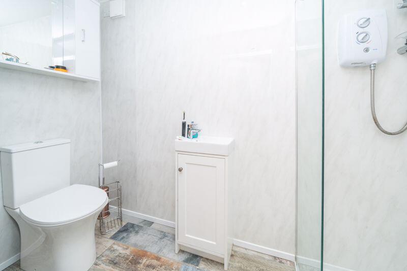 GARDEN CABIN SHOWER ROOM