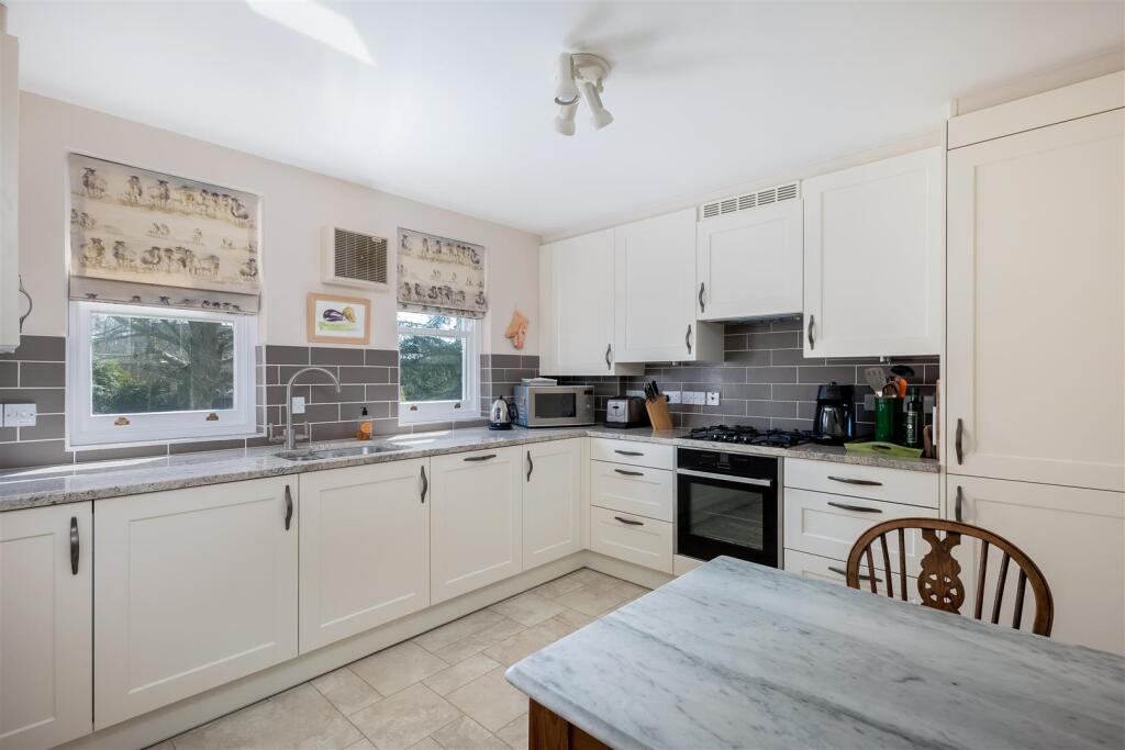 8 Wychwood House-5.jpg