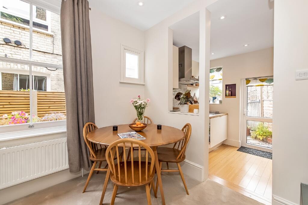 Dining/kitchen