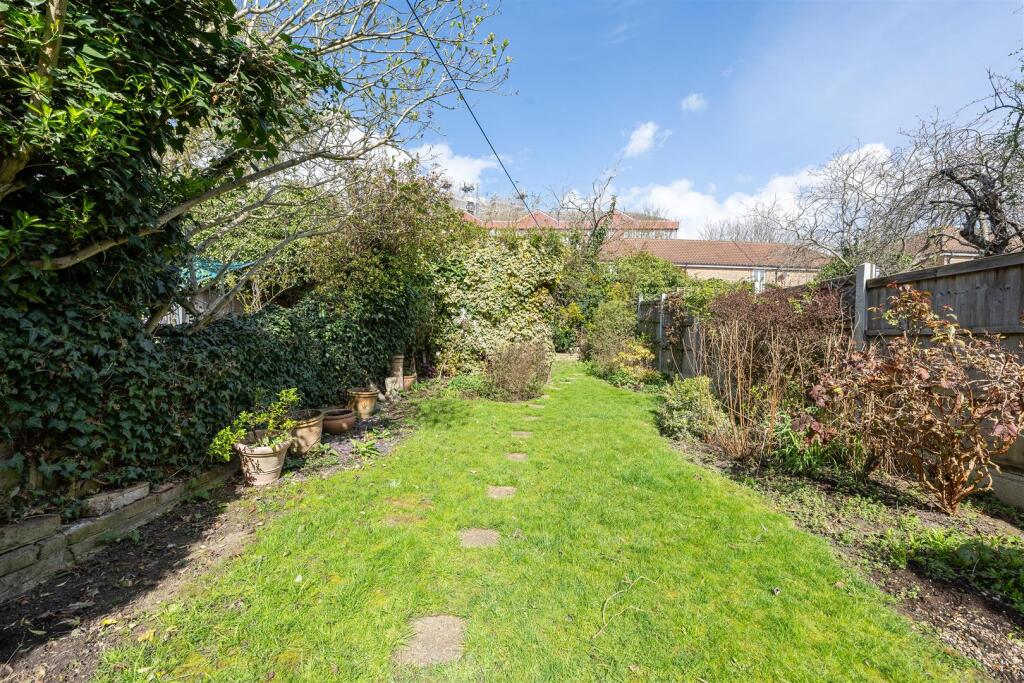 Selwyn Avenue, E4