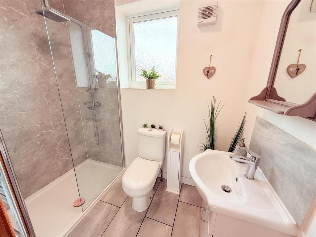 EN-SUITE SHOWER ROOM