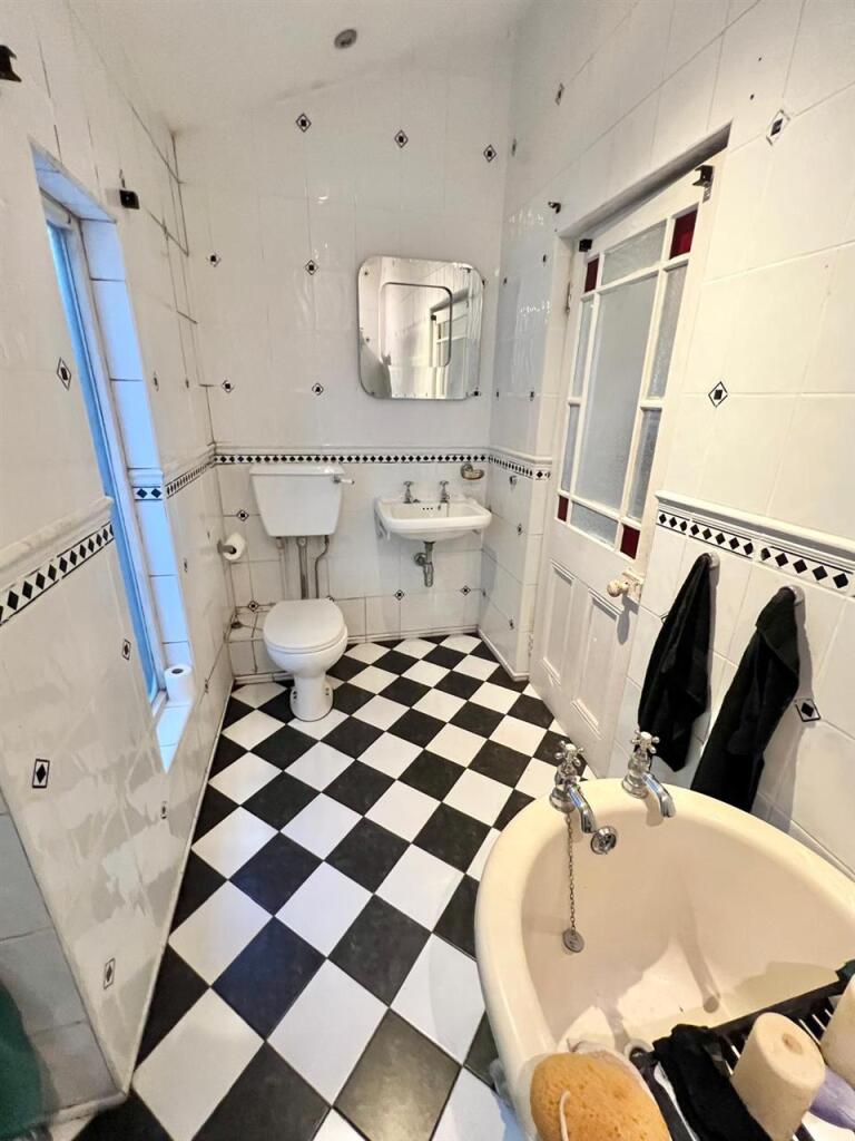 Bath/ Shower Room