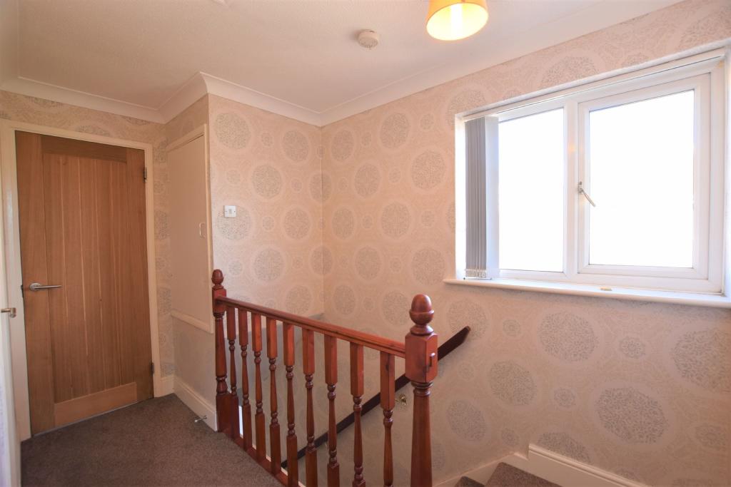 FIRST FLOOR: LANDING