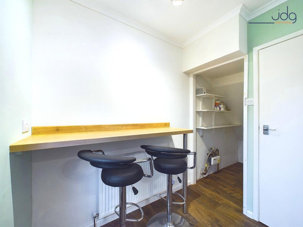 Breakfast Bar &amp; Pantry