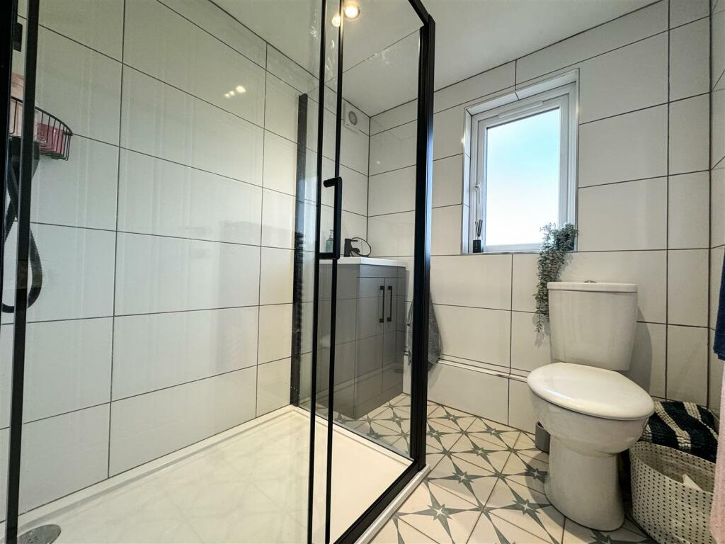 FAMILY SHOWER ROOM