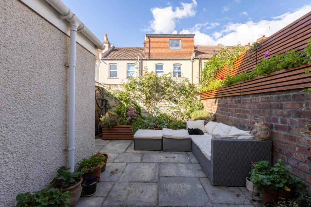 15 Stuart Street, BS5-31.jpg