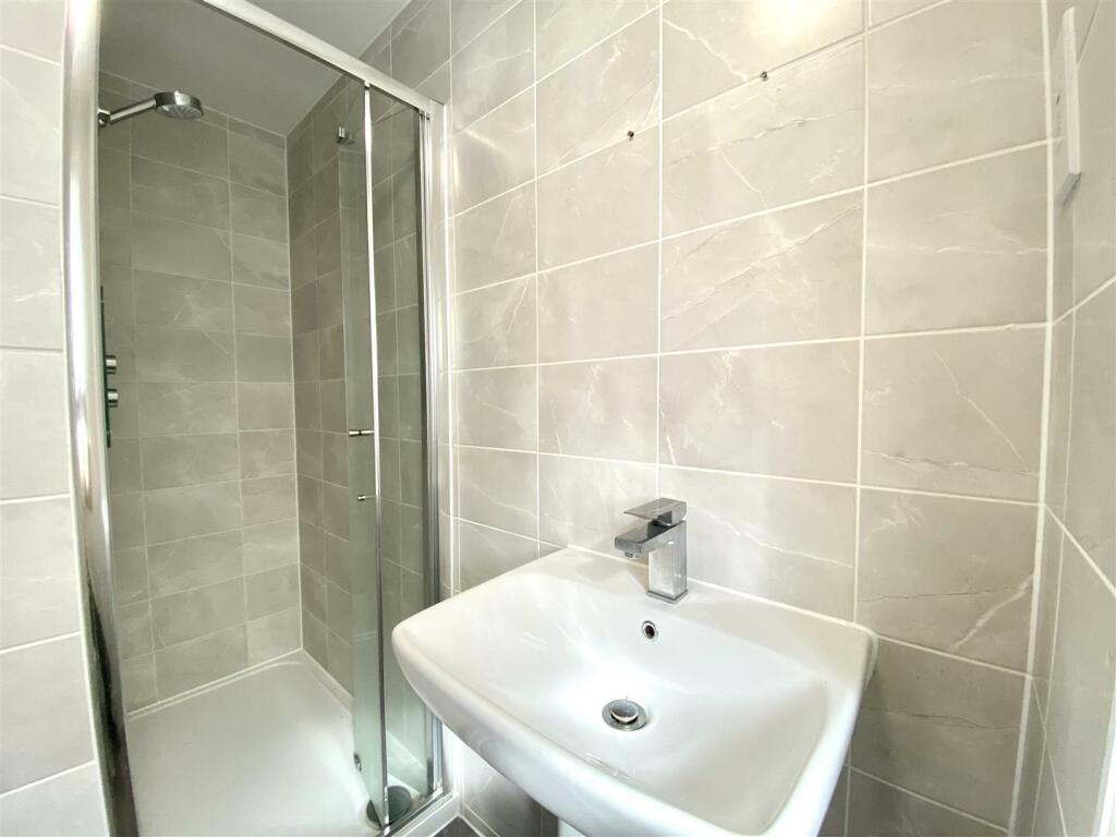 EN-SUITE SHOWER ROOM