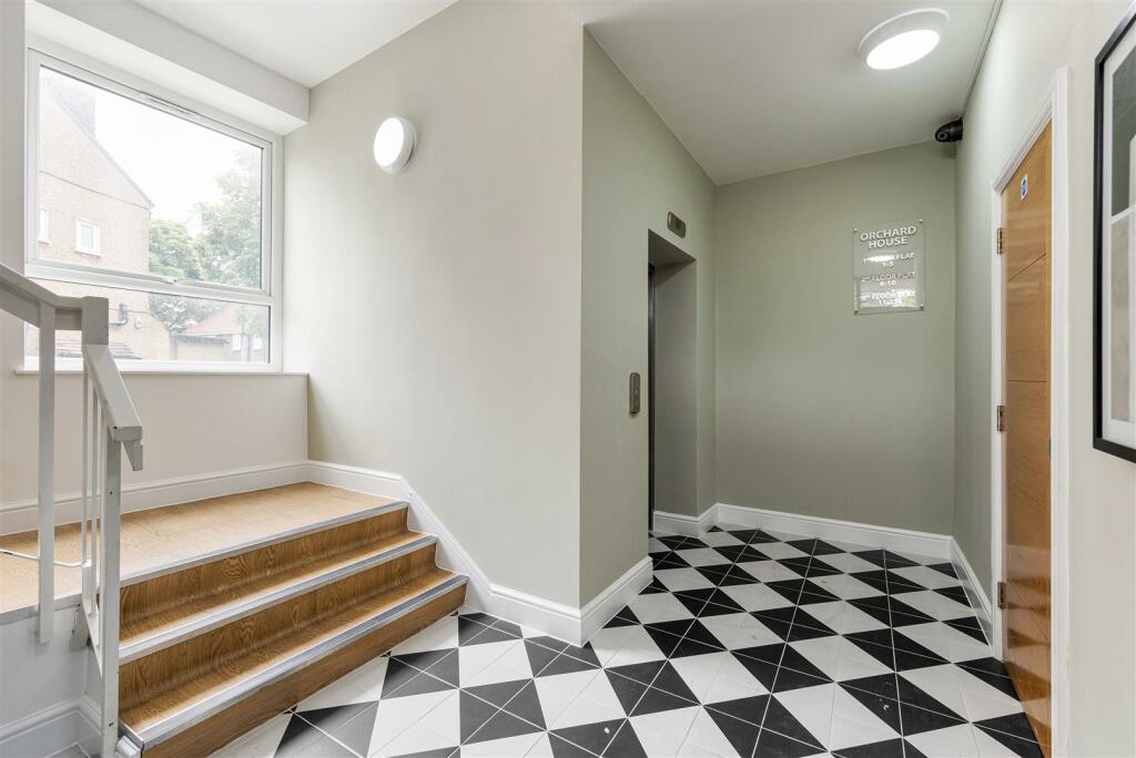 Eastwood Close, E18