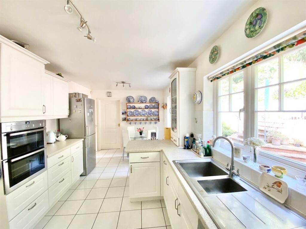 Kitchen diner.jpg