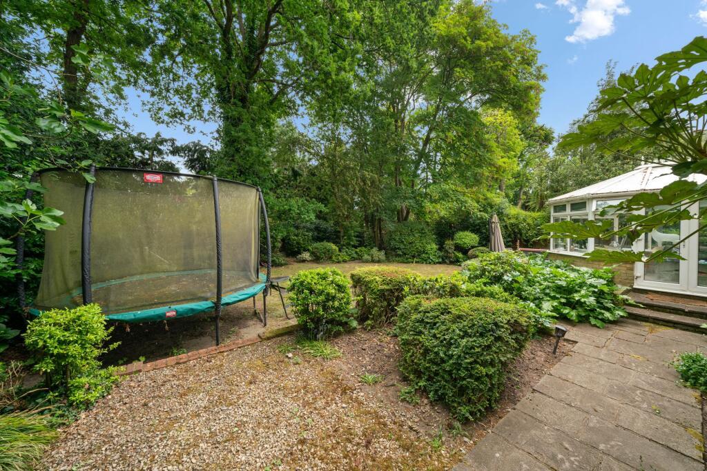 11 St David¿s Drive, Englefield Green, Egham, Surrey, TW20 0BA