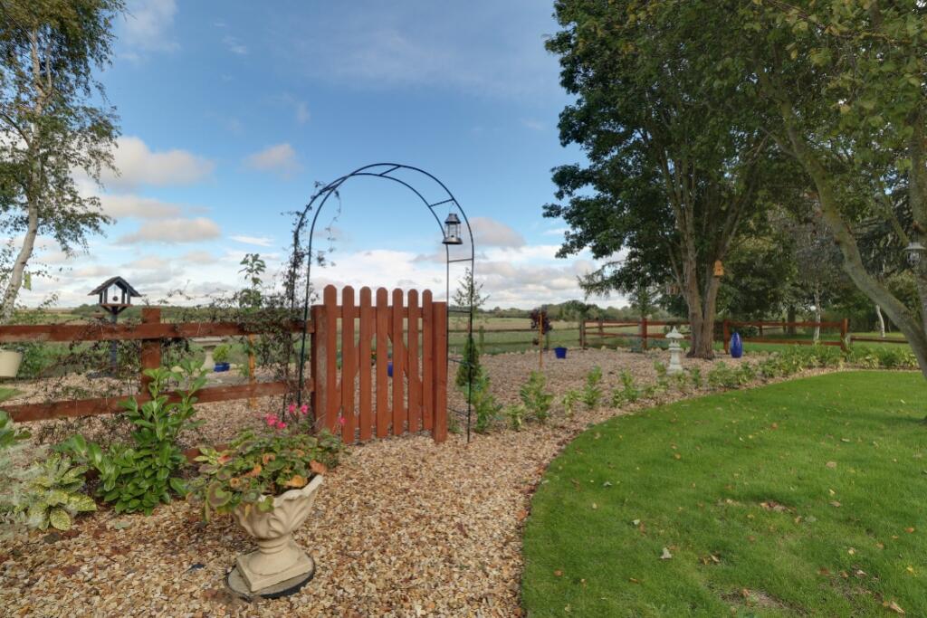 Gated Arbour to Back Garden