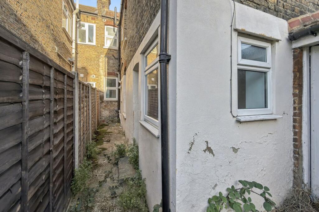 Ground Floor Flat, 18 Bingley Road, London, E16 3JR