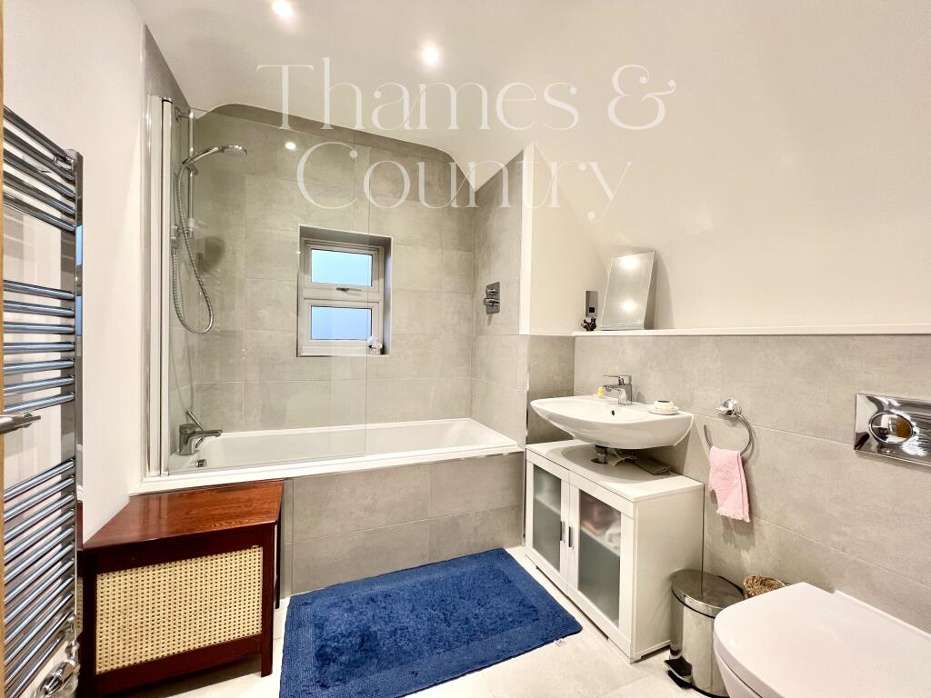 Family bathroom, second floor