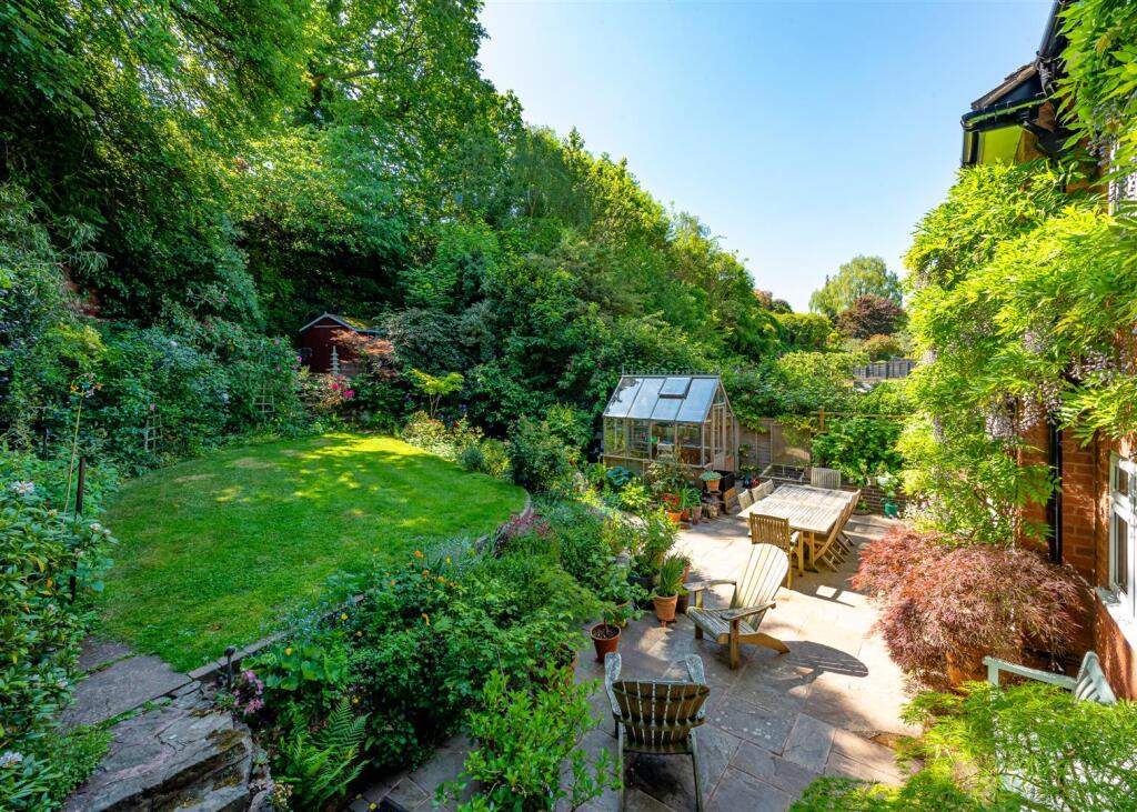 1 Castlecroft Lane-garden1.jpg