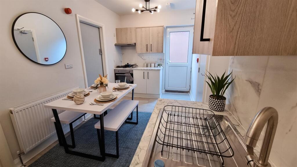 07. Kitchen.jpg