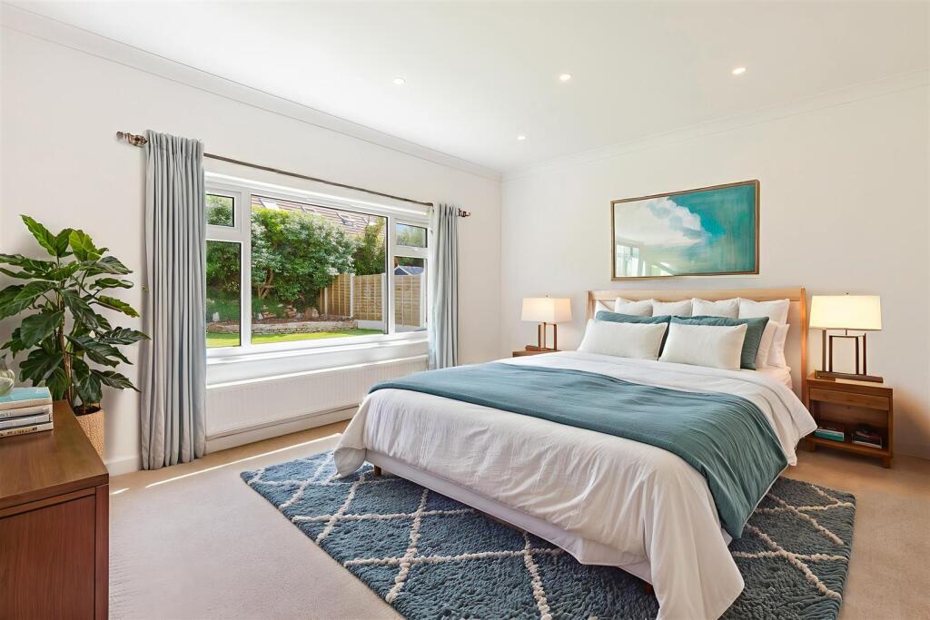 A17-3-Manor-Bend-Galmpton-250611 - Bedroom - Moder