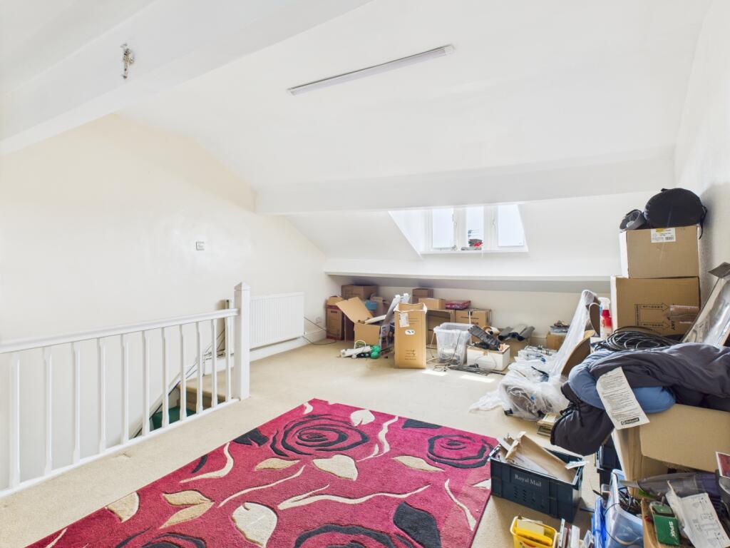 CAM03729G0-PR0074-STILL030