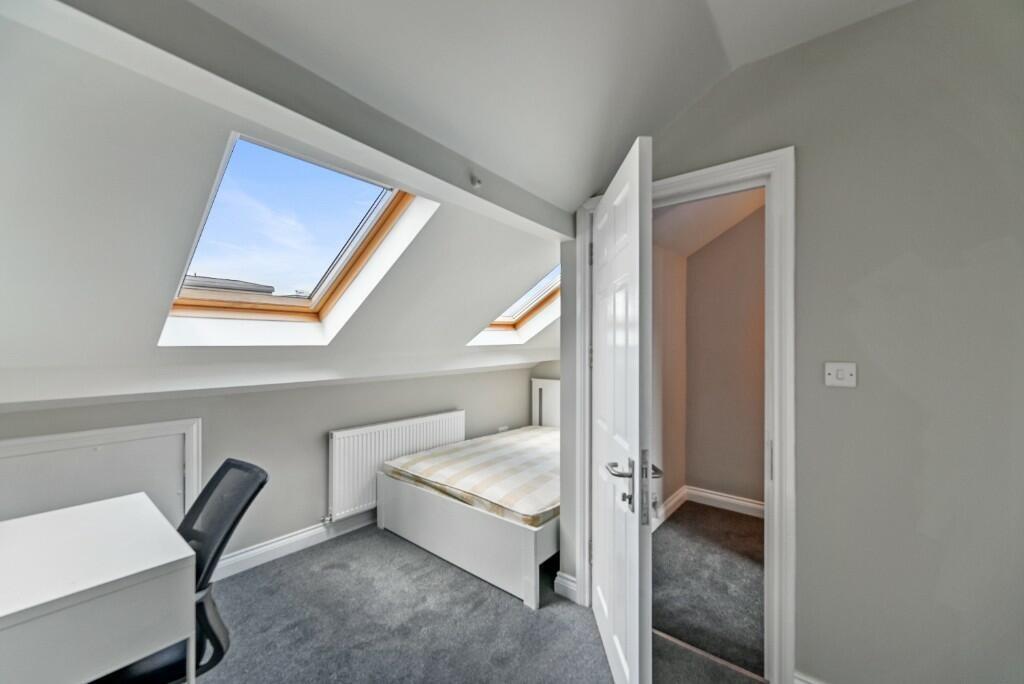Bright and clean single bedroom featuring a com...