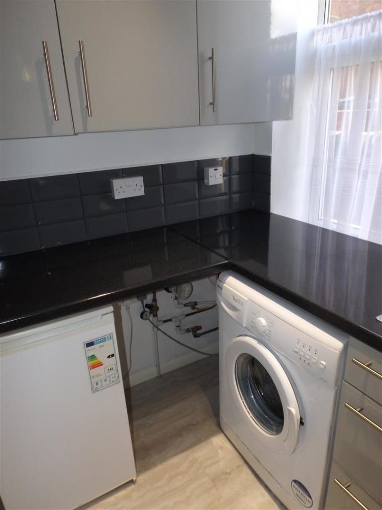 kitchen pic 2.JPG