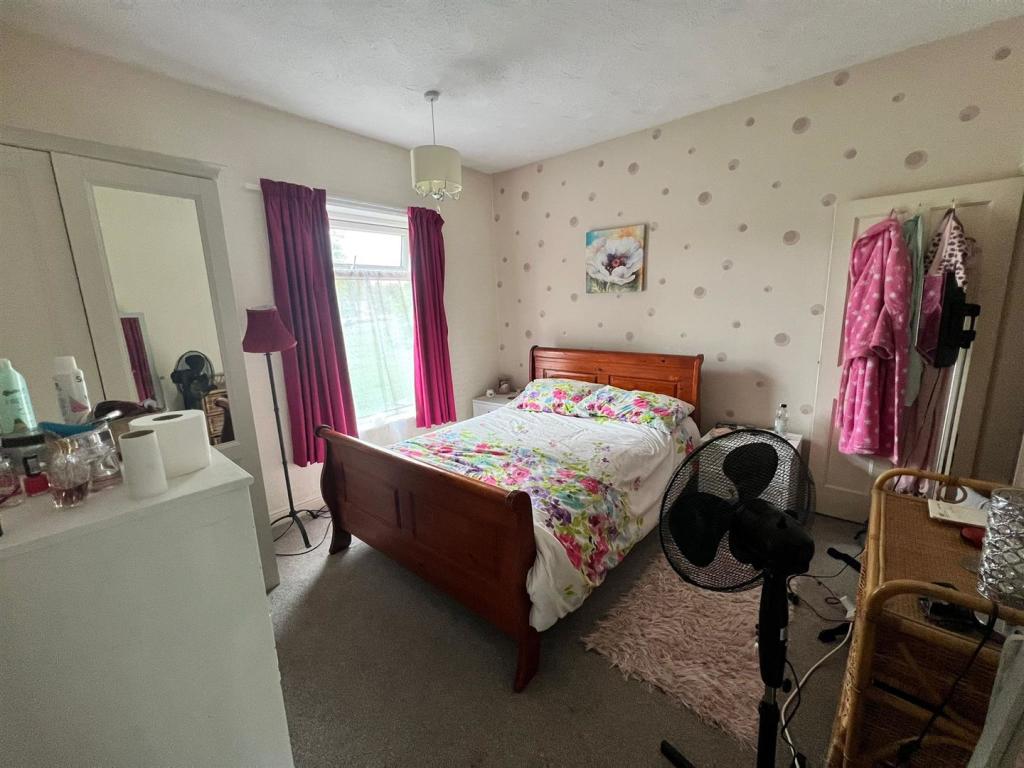 Bedroom 1.jpg