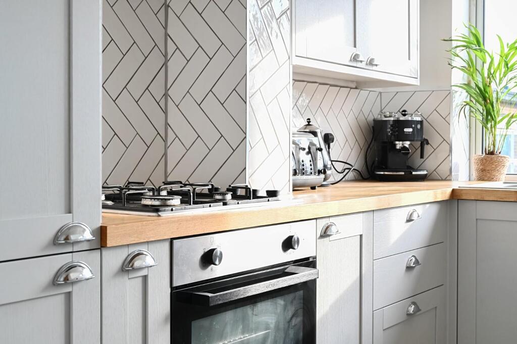 66 woodland ct bn3 (22).jpg