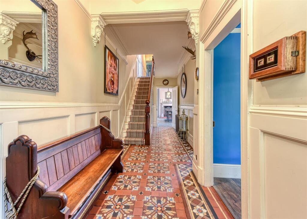 49 Richmond Road-hall2.jpg