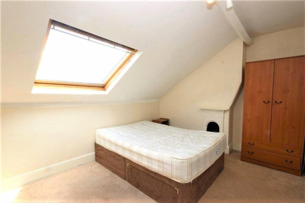 Bright and inviting double bedroom featuring am...