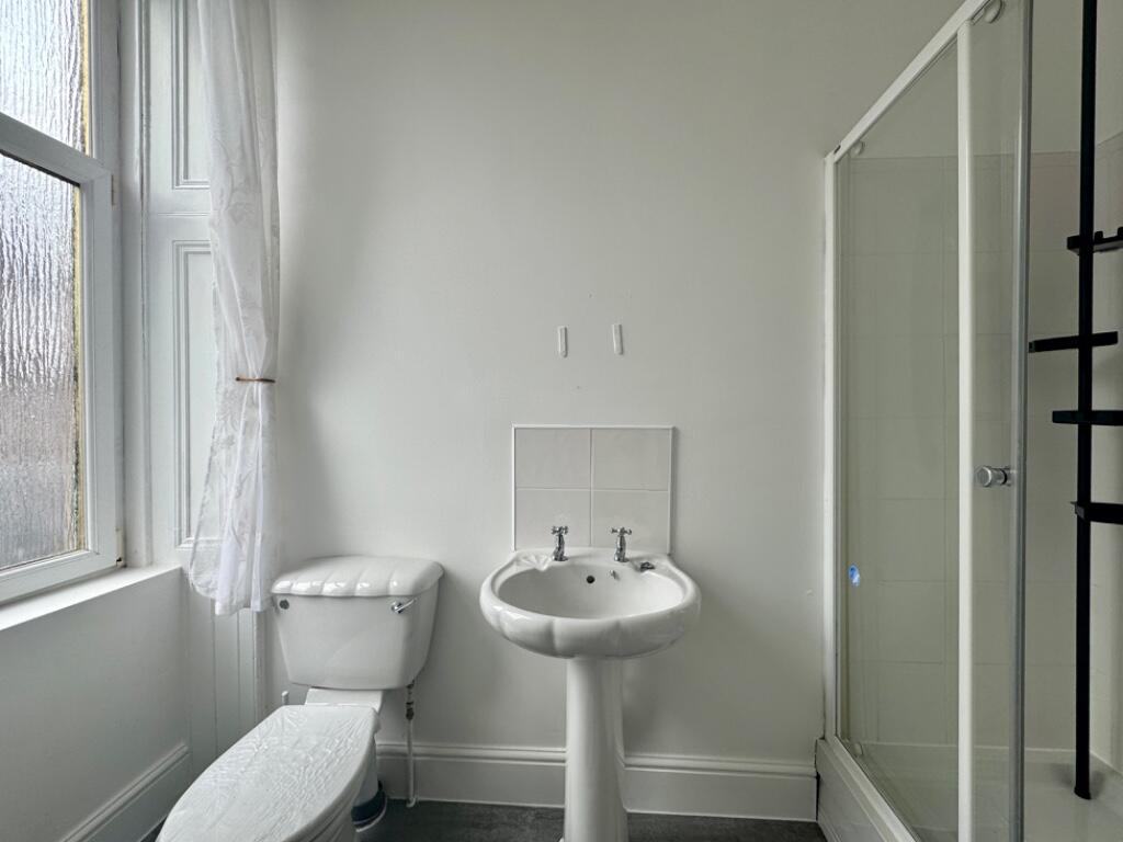 Shower room.