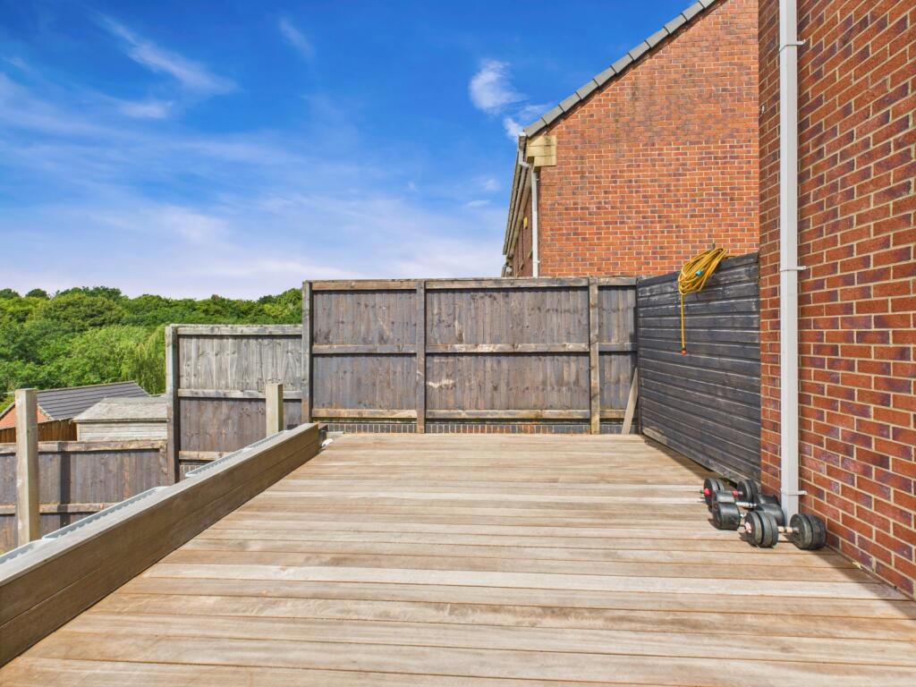 CAM03729G0-PR0104-STILL017