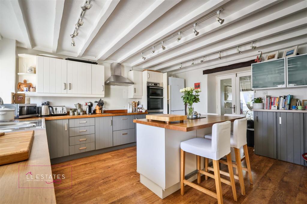 Kitchen 1.jpg
