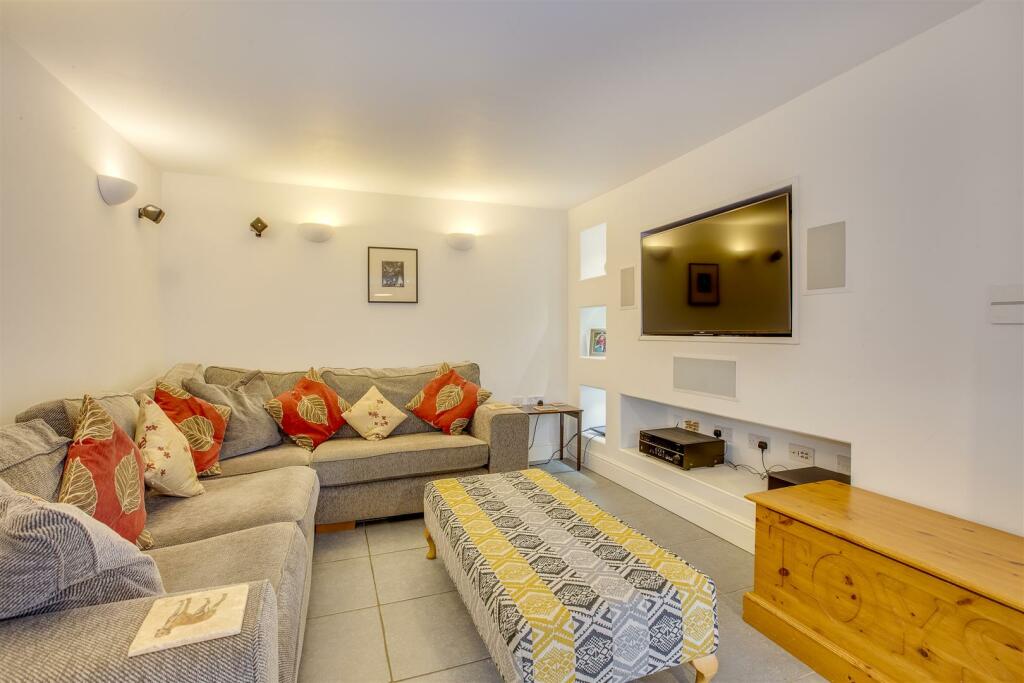 33 Hampden Road, HP13 6SZ-11.jpg