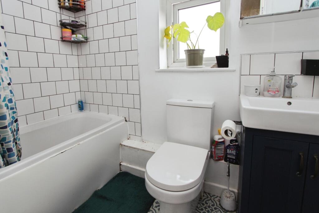 pbox-bathroom-308427.JPG