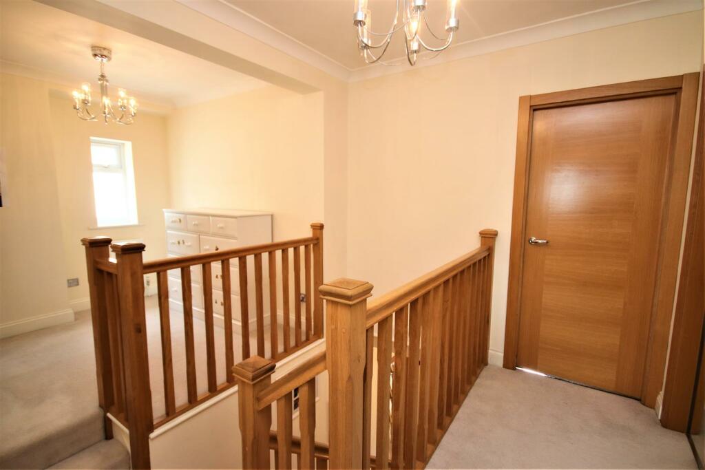 FIRST FLOOR LANDING: PIC. 1