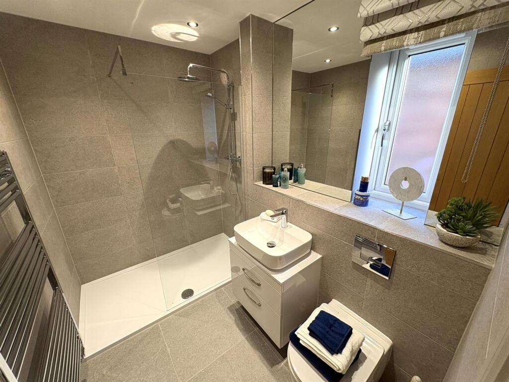 Master Bedroom En-Suite