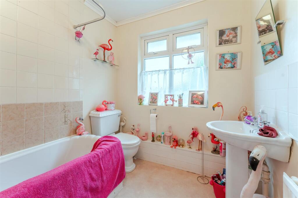 11 - bathroom.jpg