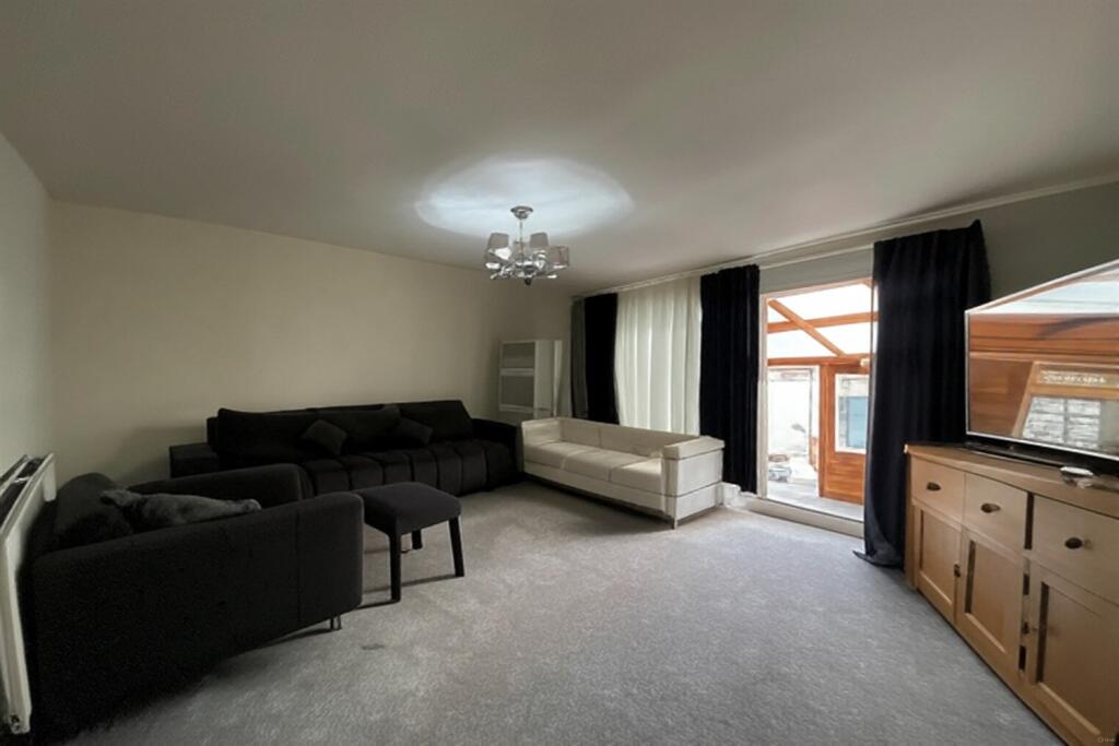 Joyce Close, Wick, Littlehampton, BN17