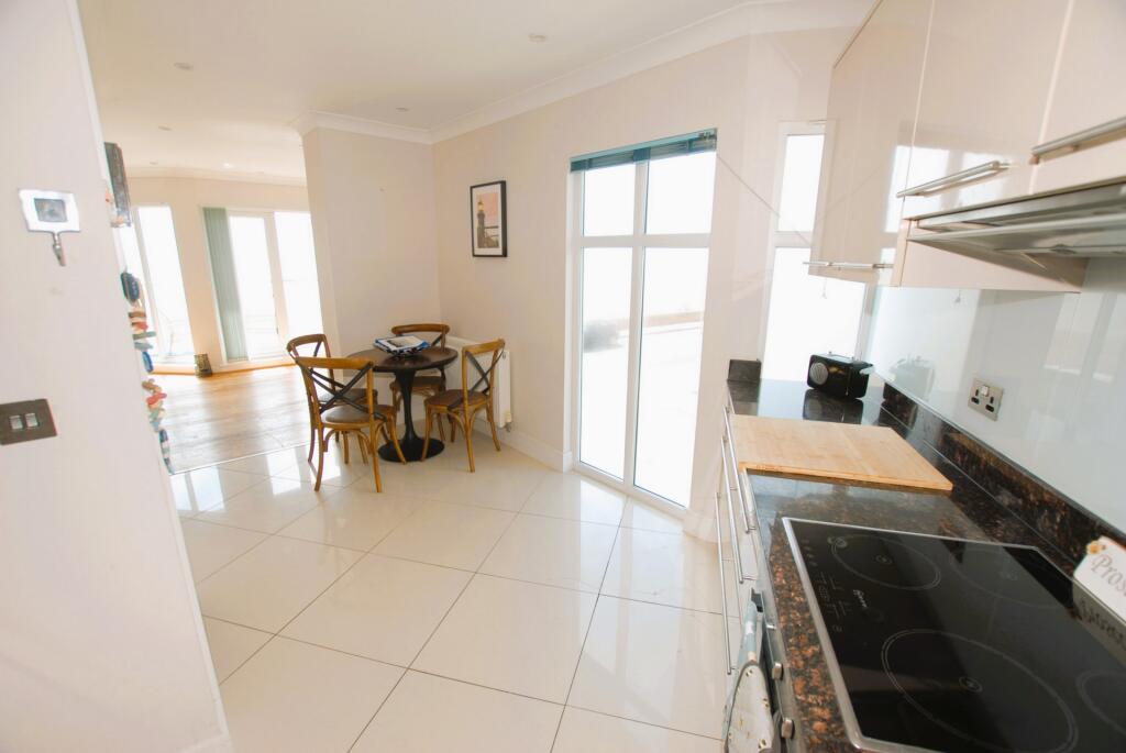 Kitchen/dining rm