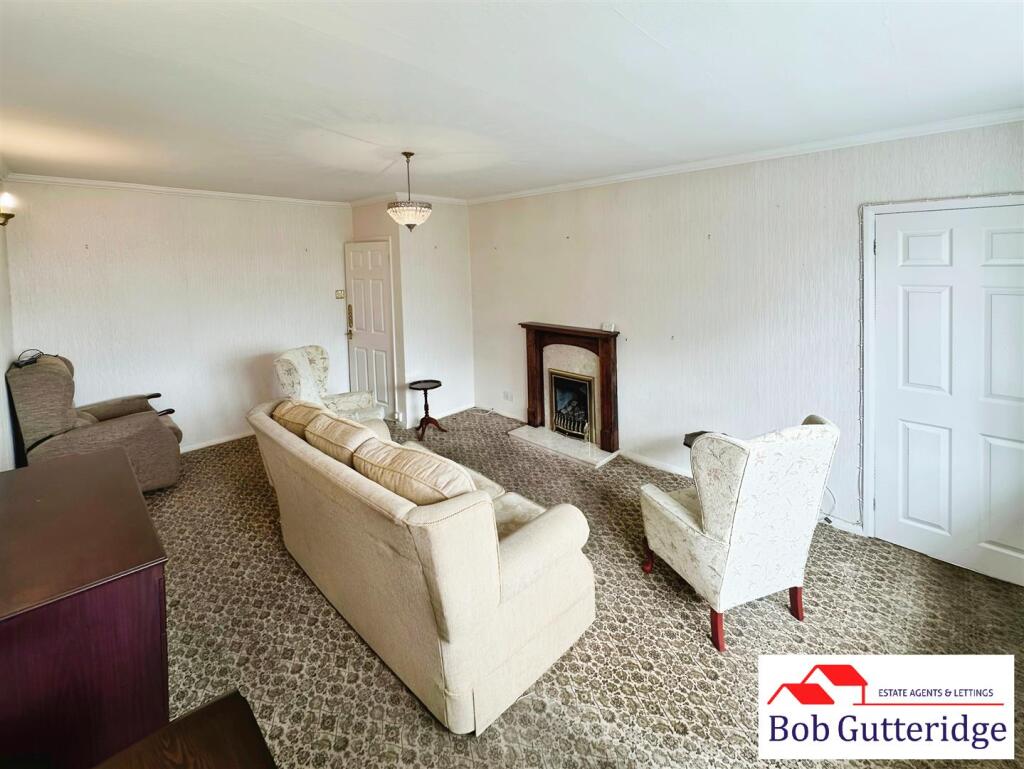 SPACIOUS LOUNGE / DINER