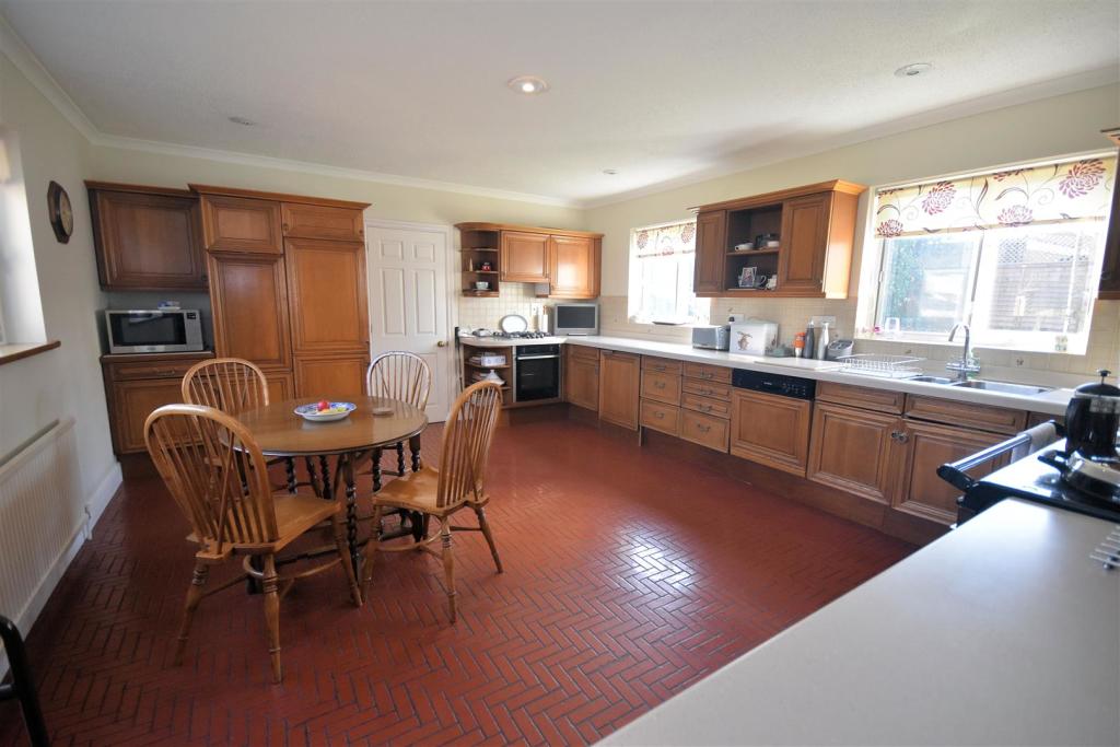 Kitchen 1.jpg