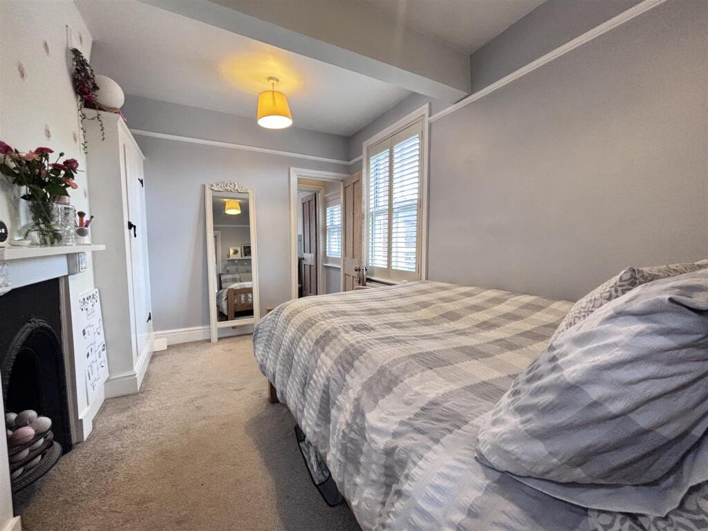 Victoria bed 1 2.jpg
