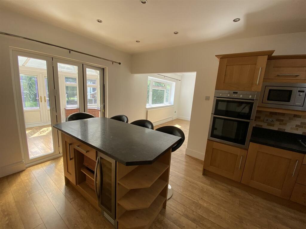 Kitchen: