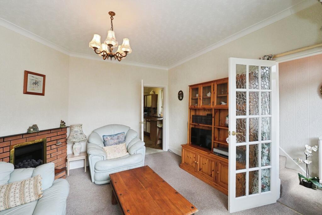 Spacious Lounge with Bay