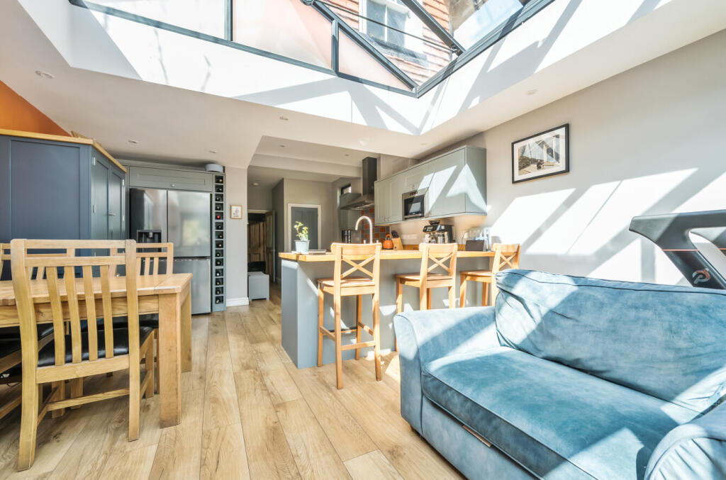 1296551-683041f0e...