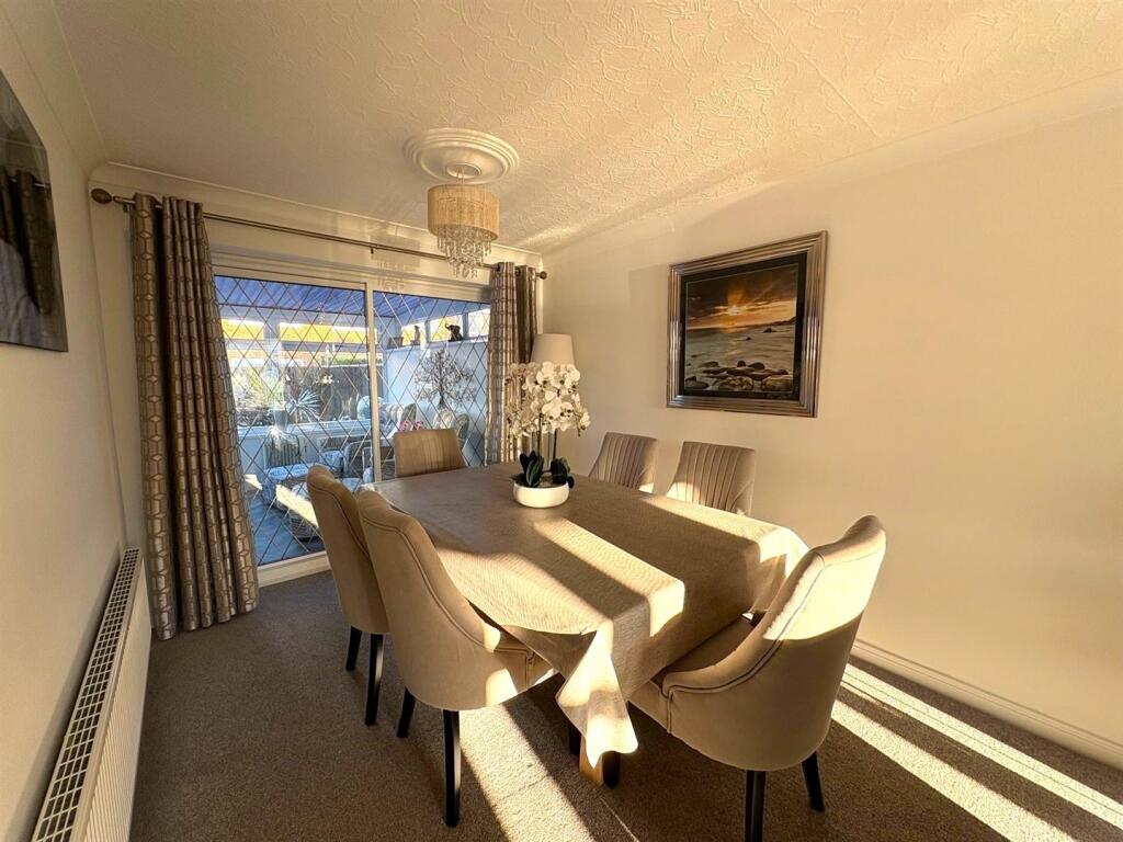 Lounge/Dining Room