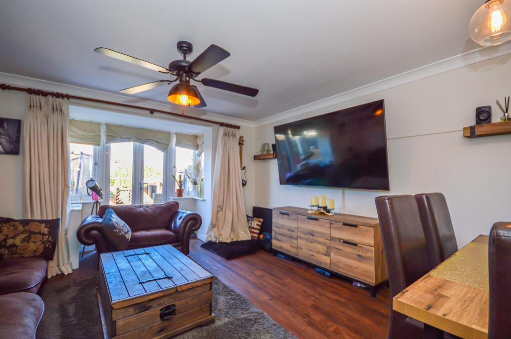 6 Jasmine Gardens living.jpg