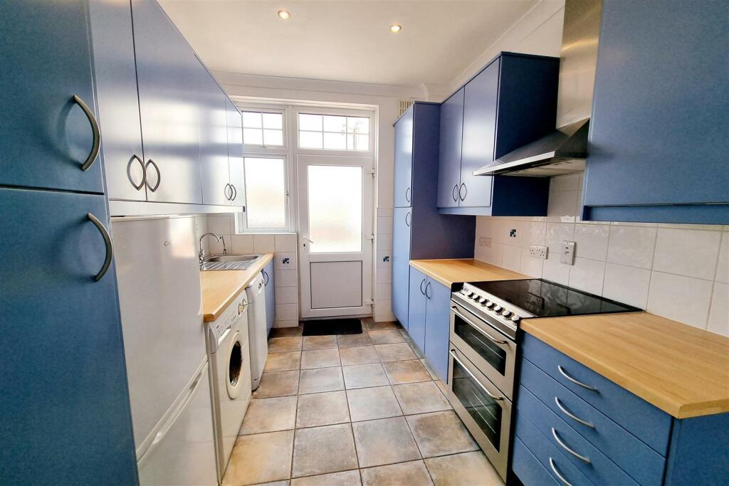 FITTED KITCHEN: PIC. 1