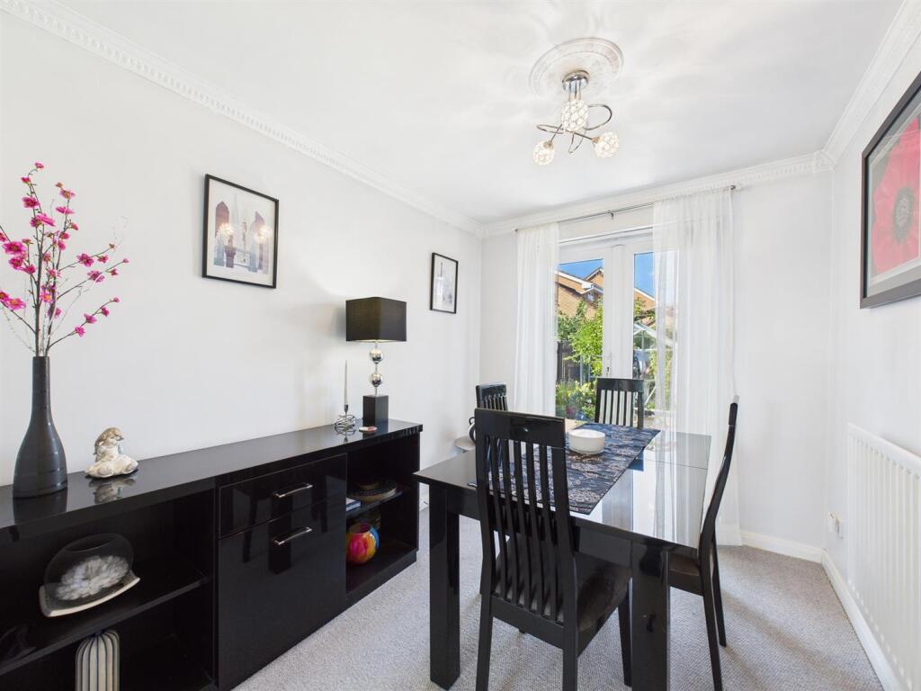 Dining room:
