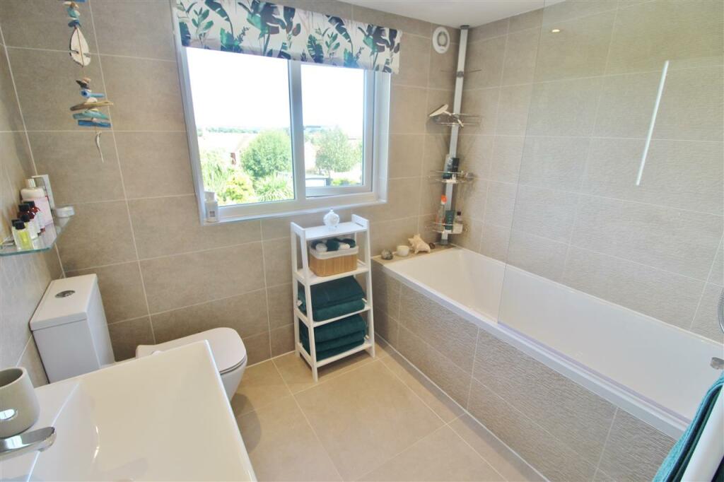 EN-SUITE BATHROOM